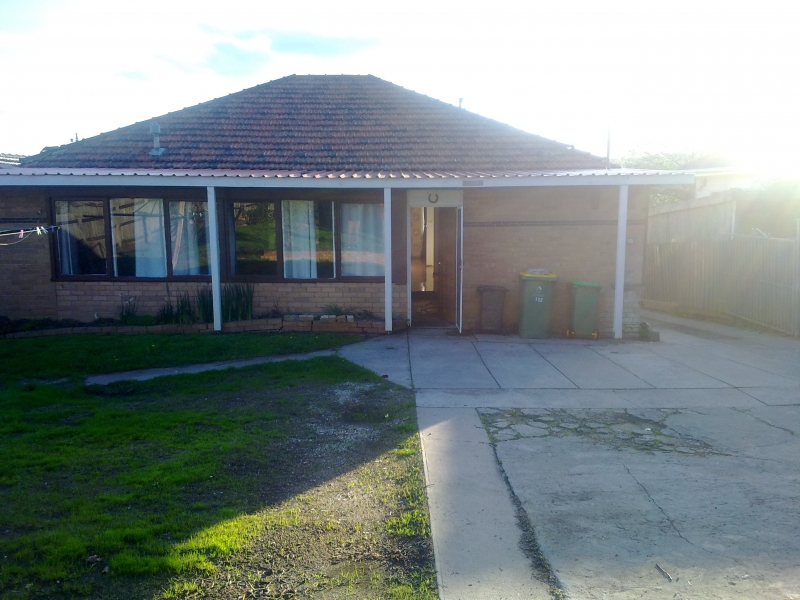 Close to La trobe University and City 5 Bedroom House Quick!